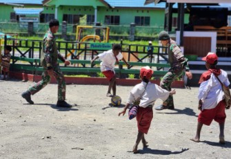  Anak-anak Intan Jaya Bermain Bola Bersama Tri Dharma