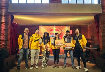 Keterangan Foto : 1. Dari kiri ke kanan : CMO PT Asia Health Energi Beverages Ricky Suhendar, YouTuber Jerome Polin dan atlet jet ski internasional Aero Aswar 2. Perwakilan Red Bull, para juri dan para pemenang berpose bersama di Jakarta