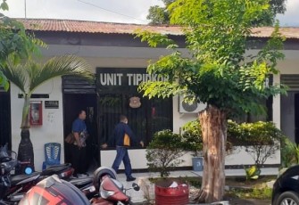 Oknum SEM diikuti Kanit Tipidkor saat keluar dari ruang pemeriksaan