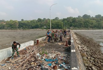 Pangkalan TNI AL (Lanal) Batuporon melaksanakan bersih-bersih pantai dan dermaga beaching, yang dipimpin langsung Komandan Lanal Batuporon Letkol Laut (P) Imam Ibnu Hajar, S.E., M. Tr. Opsla  dan diikuti  seluruh prajurit militer TNI AL dan PNS Lanal Batuporon, Rabu (13/12/2023)