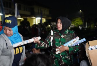  Masyarakat Antusias Nobar Layar Tancap di Daerah Latihan Pomal 