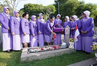  Ketum IKKT PWA Ziarah di TMPNU Kalibata