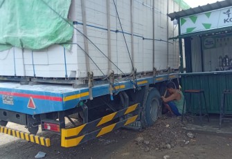 Truk bermuatan bata ringan yang terperosok di bekas galian pipa milik Pertamina EP di desa Pojokwatu kecamatan Sambong kabupaten Blora.