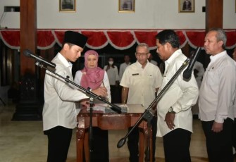 Bupati Trenggalek, Mochamad Nur Arifin, saat melantik 5 Pejabat Tinggi Pratama, di Pendapa Manggala Praja Nugraha, Selasa malam (3/1/2023) (Foto, Hardi Rangga, klikwarta.com)