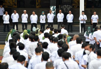 Menteri Desa, Pembangunan Daerah Tertinggal, dan Transmigrasi Abdul Halim Iskandar menyerahkan piagam penghargaan kepada Pegawai dan Unit Kerja dengan kinerja terbaik di lingkungan Kemendes PDTT saat Apel Pagi Gabungan, Jakarta, Selasa (14/3/2023). Foto: Wening/Kemendes PDTT