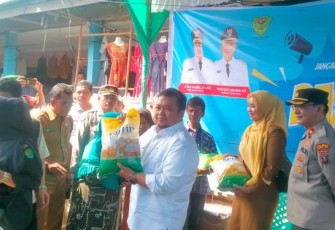 Bupati Tapsel H Dolly Pasaribu, SPt, MM. Waka Polres Tapsel Kompol Rahman Takdir Harahap, SH. Kadis Perdagangan, Koperasi, dan UMKM Tapsel Novita Sari Wahyuni, SAP, MSi. Saat Polres dan Pemkab Kompak Gelar Pasar Murah