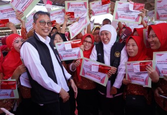 Pemprov Jatim Kolaborasi dengan Bank Jatim Salurkan BLT