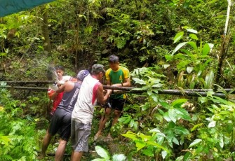 Satgas Yonarmed 1 Kostrad Gotong Royong Bersama Warga