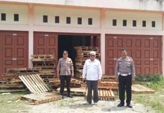 Para personel Polres Tapsel maupun Polsek Padang Bolak, tampak hadir berpatroli di Gudang KPU yang ada di Desa Rondaman Dolok, Kecamatan Portibi, Kabupaten Paluta