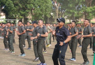 Menarmed 2 Kostrad Bersama Prajurit Ajusta Yudha Olahraga Bersama
