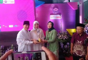 Bupati Trenggalek, Mochamad Nur Arifin, saat pemotongan tumpeng peresmian Kantor baru PT BPR Jwalita Trenggalek, dan di serahkan kepada Direktur Utama PT BPR Jwalita Trenggalek, Dwi Fraidianriani, Jum'at (3/3/2023) (Foto Hardi Rangga klikwarta.com).