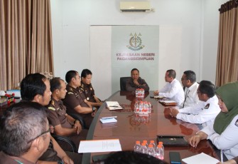 Ketua KPU Kota Padangsidimpuan Tagor Dumora Lubis, SH didampingi Komisioner periode 2023 - 2028 melakukan Audensi dan silaturrahmi dengan Kepala Kejaksaan (Kejari ) Padangsidimpuan Kamis (23/11/2023)