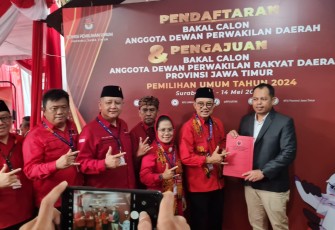 Pelaksana Harian (Plh) Ketua DPD PDI Perjuangan, Budi Sulistiyono dan Sekertaris PDI Perjuangan Sri Untari, saat Daftarkan Bacaleg ke KPU