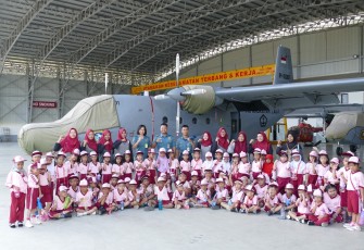 71 Siswa TK Sinar Bahagia Outing Class di Lanudal Tanjungpinang