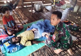 Tim Kesehatan Satgas Pamtas RI-PNG Yonif RK 111/KB saat turun Kampung Obati Pasien Masyarakat Distrik Warokop, Boven Digoel