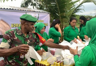 Kodim 1710/Mimika Melalui Koramil Jajaran Terus Bagikan Takjil Gratis Kepada Masyarakat