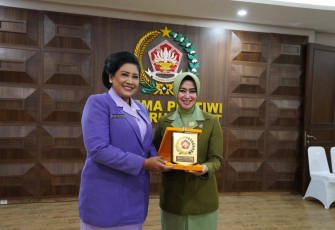 Ketum Dharma Pertiwi Ny. Vero Yudo Margono memimpin Serah Terima Jabatan (Sertijab) Ketua Harian Dharma Pertiwi dari Ny. Keke Bambang Suswantono kepada Ny. Nita Angkasa Dipua, bertempat di Gedung Dharma Pertiwi Pusat, Jl Cendana No 23, Gondangria, Jakarta Pusat, Senin (31/7/2023).