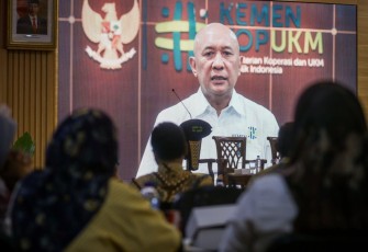 Menteri Teten secara virtual, saat memberikan sambutan dalam acara Seminar Nasional Optimalisasi Layanan Bantuan dan Pendampingan Hukum bagi Pelaku UMK yang diselenggarakan oleh KemenKopUKM, Jumat (23/6).