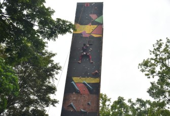 Salah satu peserta beraksi dalam lomba wall climbing antar pelajar se-Kabupaten Karanganyar, pada Kamis (2/2/2023). Foto : Istimewa