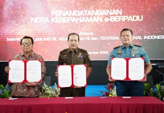 Proses penandatanganan Nota Kesepahaman (MOU) sistem elektronik berkas pidana terpadu atau e-berpadu, antara TNI dilakukan oleh Panglima TNI Laksamana TNI Yudo Margono S.E., M.M, Ketua Mahkamah Agung Prof. Dr. H. M. Syarifuddin, S.H,. M.H. dan Jaksa Agung yang diwakilkan Jaksa Agung Muda Dr. Bambang Sugeng Rukmono, diatas KRI dr. Radjiman Wedyodiningrat, Jakarta, Senin (6/11/2023).