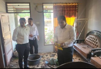Polsek Batang Angkola Olah TKP Di Rumah Korban Pengerusakan Massa, Selasa (7/3/2023)