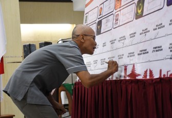 Salah Satu Pimpinan Media Massa Sedang Menandatangani Deklarasi Pemilu Damai 
