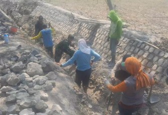Babinsa Kodim 0803/Madiun Bantu Warga Bangun Saluran Irigasi