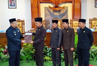 Bupati Tulungagung Drs Maryoto Birowo, M.M menyampaikan ranperda tentang pertanggung jawaban pelaksanaan APBD Tahun anggaran 2022 kepada Ketua DPRD Tulungagung Marsono, S.Sos