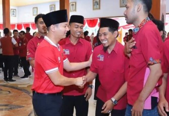 Bupati Trenggalek, Mochamad Nur Arifin, saat memberangkatkan pilar-pilar kesejahteraan sosial, di Pendapa Manggala Praja Nugraha, Senin (13/11/2023).
