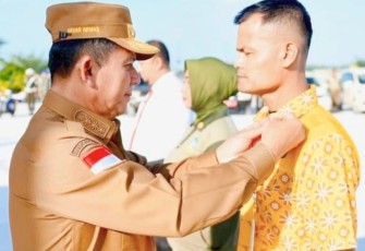 Gubernur Ansar saat menyematkan pin "SIAP" kepada 3 perwakilan Satpol PP Provinsi Kepulauan Riau sebagai lambang bagi Satpol PP untuk semakin berkualitas dan profesional. 