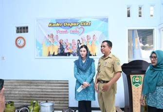 Novita Hardini, SE., ME., Ketua Tim Penggerak PKK Kabupaten Trenggalek, saat meninjau pelaksanaan Dapur Cinta di Desa Tegaren, Kecamatan Tugu, Senin (27/11/2023)