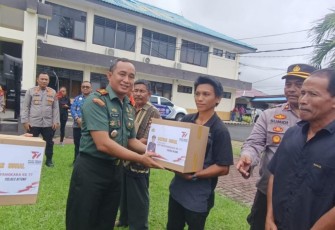 Dandim 1310/Bitung saat menyerahkan bantuan sosial yang di laksanakan oleh Polres dalam rangka HUT Bhayangkara Ke-77