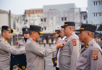 Kapolsek Belitang Tiga Iptu Jhoni Albert Terima Pin Emas dari Kapolda Sumsel