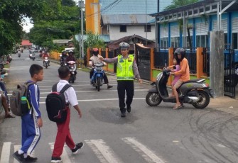 Satlantas Polres Bintan Lakukan Pengamanan Dan Pengaturan Lalulintas di Lokasi Ramai Kendaraan Pagi Hari