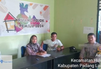 Bhabinkamtibmas Polsek Padang Bolak, Aipda Nyamano Manik, kunjungi Ruang Pojok Pemilu Panwascam Hulu Sihapas 2024, pada Sabtu (4/11/2023) siang.