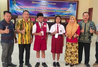 Foto bersama Kepala Dinas Pendidikan Kabupaten Tulungagung Rahadi P. Bintara, SE dengan perwakilan siswa didampingi Kabid SD dan juga dari guru