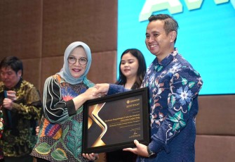 Kementerian Koperasi dan UKM (KemenKopUKM) memberikan penghargaan kepada lembaga inkubator yang telah berhasil mendampingi dan membina tenant-tenant wirausaha baru dan start-up sehingga tumbuh menjadi pelaku ekonomi yang berkualitas, di Jakarta (9/12)