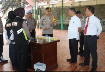 Kapolres Tapsel, AKBP Imam Zamroni, SIK, MH, pada saat menggelar tes urine terhadap sejumlah personel jajaran Sat Resnarkoba sebagai wujud komitmen menyukseskan program prioritas Kapolda Sumut, Irjen Pol Agung Setya Imam Effendi, SH, SIK, MSi, Selasa (12/9/2023) pagi.