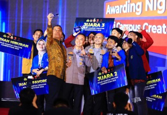 Swafoto usai pemberian hadiah
