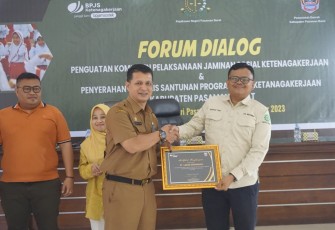 Penguatan Komitmen Pelaksanaan dan Penyerahan Simbolis Santunan Program BPJS Ketenagakerjaan