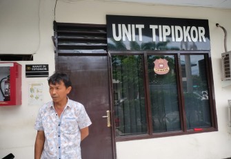 Mekanik CV Muda Berkarya saat memberikan keterangan usai menjalani pemeriksaan oleh Tipidkor Polres Bitung.