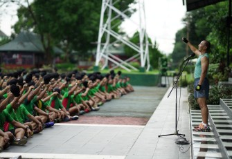 Pangdam XIV/Hasanuddin Mayjen TNI Dr. Totok Imam Santoso, S.I.P., S.Sos., M.Tr (Han)., saat memberikan Jam Komandan kepada seluruh personel