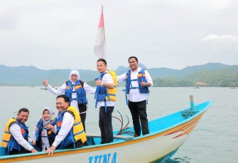 Bupati Trenggalek Mochamad Nur Arifin, dampingi Gubernur Jawa Timur, Khofifah Indar Parawansa, menikmati ekowisata bahari dengan menaiki kapal, Jum'at (17/2/2023) (Foto: Hardi Rangga Klikwarta.com).