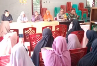 Bhabinkamtibmas Polsek Sipirok, Aipda Thomas M Harahap, ikut mengawal penyaluran Bantuan Langsung Tunai (BLT) tahap II, Jumat (4/8/2023) pagi.