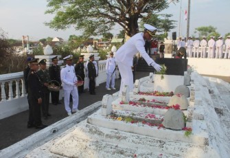 Danlanal Banyuwangi Pimpin Upacara Tabur Bunga 