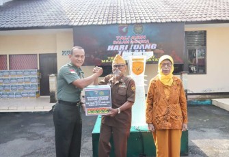 Kapoksahli Pangdam XII/Tpr, Brigjen TNI Iskandar melaksanakan silaturahmi dan memberikan bantuan tali asih kepada Legiun Veteran Prov. Kalbar dan Warakawuri bertempat di Markas Daerah LVRI, Jalan Subarkah, Kota Pontianak
