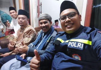 Bhabinkamtibmas Kelurahan Dusun Besar Polsek Gading Cempaka bersama warga.