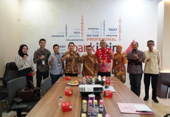 Ditjen Dukcapil Kemendagri bersama dengan Bank Dunia melakukan kunjungan ke Bank Jatim Cabang Sidoarjo dan Cabang Malang guna memonitoring pelaksanaan implementasi penggunaan IKD pada proses pembukaan rekening nasabah.