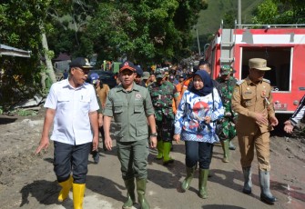 Danrem 023/KS bersama kepala BNPB Tinjau Lokasi Bencana Tanah Longsor dan Banjir Bandang di Humbahas