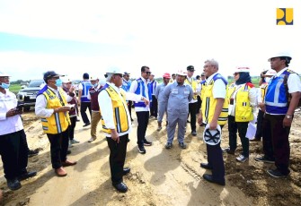 Menteri Pekerjaan Umum dan Perumahan Rakyat (PUPR) Basuki Hadimuljono meninjau progres pembangunan Jalan Tol Solo - Yogyakarta